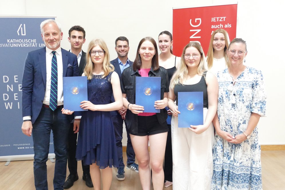 Gruppenbild der KUL-Preisträger:innen mit den Begleitlehrer:innen.