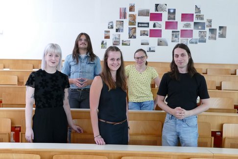 Bildnachweis: KU Linz/Eder. Neue Studierendenvertretung. Von links: Lisa-Marie Krumbiegel (HV), Severin Steinmetz (HV), Viktoria Puchner (HV, StV FTh), Stefanie Friedl (StV FTh) und André Plöderl (HV). Nicht im Bild: Johannes Huemer (HV)
