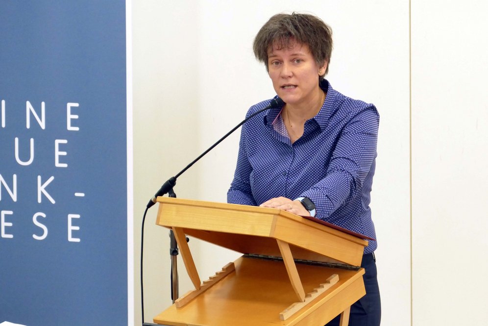 Tagung an der KU Linz: Das Erbe von Nizäa. Foto: KU Linz/Hermine Eder. Univ.-Prof. Klara-Antonia Csiszar heißt als Vizerektorin der KU Linz und Dekanin der Fakultät für Theologie die Teilnehmer:innen willkommen.