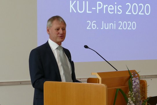Rektor Univ.-Prof. Dr. Franz Gruber, KU Linz, spricht Grußworte.