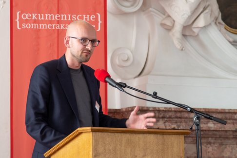 Vortragender Jan Wetzel, M.A. Foto: Diözese Linz/Kraml. Jan Wetzel, M.A. referiert über Transformationen demokratischer Selbstverständnisse.