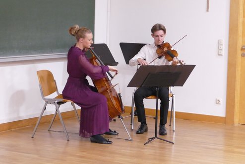 Eröffnung des akademischen Studienjahres 2025/26. Foto: KU Linz / Hermine Eder. Streicherduo Aaliyah und Declyn Lehner.