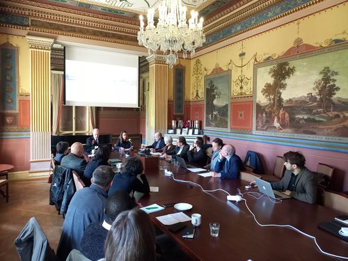 Bild Sitzung in festlichem Saal