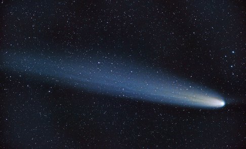 Der Komet C/2023 A3 (Tsuchinshan ATLAS) zieht durch das Universum.