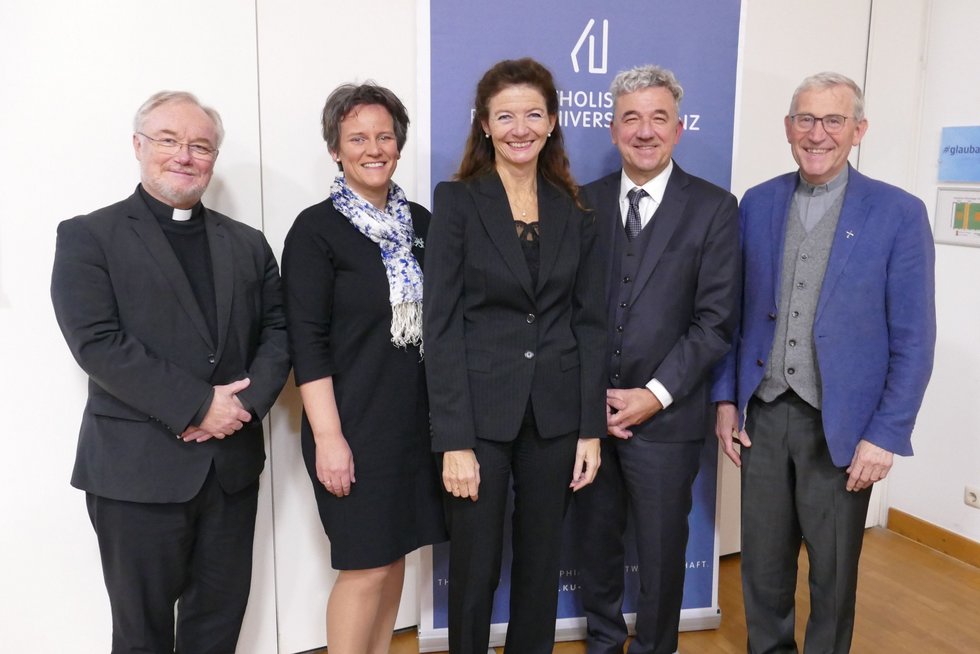 Antrittsvorlesung Andrea Taschl-Erber, Universitätsprofessorin der neutestamentlichen Bibelwissenschaft. Gruppenbild: Andrea Taschl-Erber und Ehrengäste.