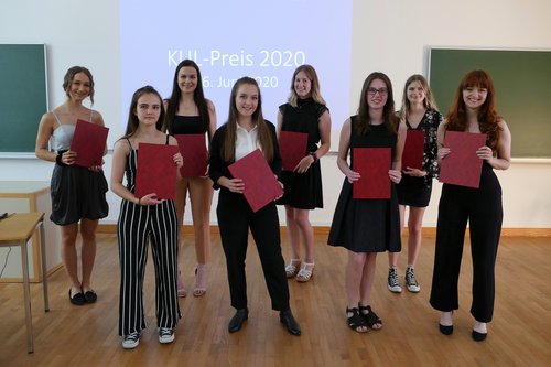 Die neun KUL-Preisträgerinnen 2020 mit ihren Urkunden.