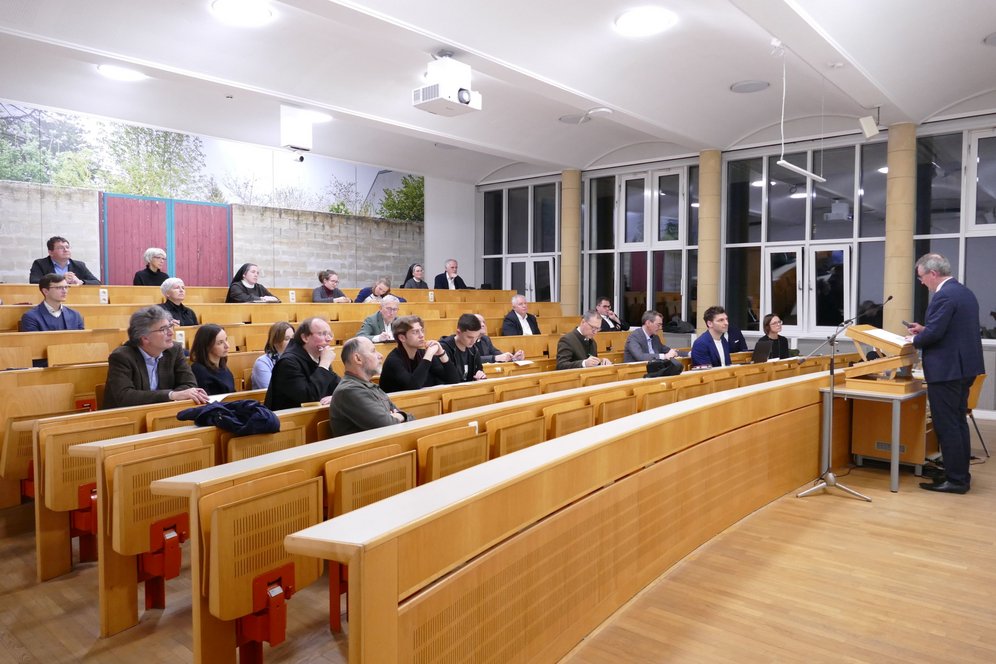 Foto: KU Linz/Anna Bachofner-Mayr. Gastvortrag von Lieven Boeve im Hörsaal 1 an der KU Linz.