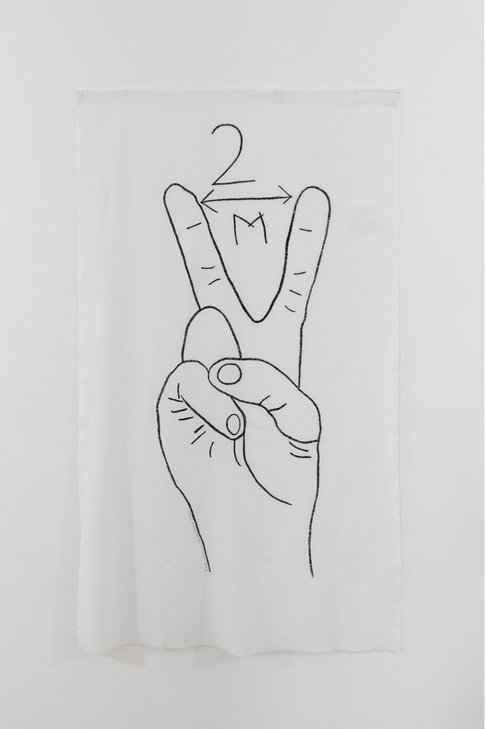 Monika Drozynska, two hand embroidery on textile. Foto: Michael Matejko. (c) Bureau Foundation of Polish Modern Art Stickerei zeigt eine Hand mit ausgestrecktem Zeige- und Mittelfinger. Zwischen den Fingern befindet sich eine zwei Meter Abstand-Markierung.