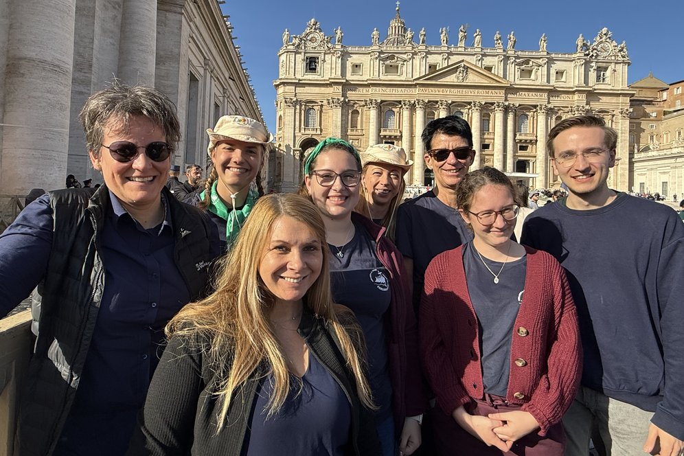 Jubiläum der Bildungswelt. Bildnachweis: KU Linz. Gruppenbild: KU-Delegation vor der Messe mit dem Papst.