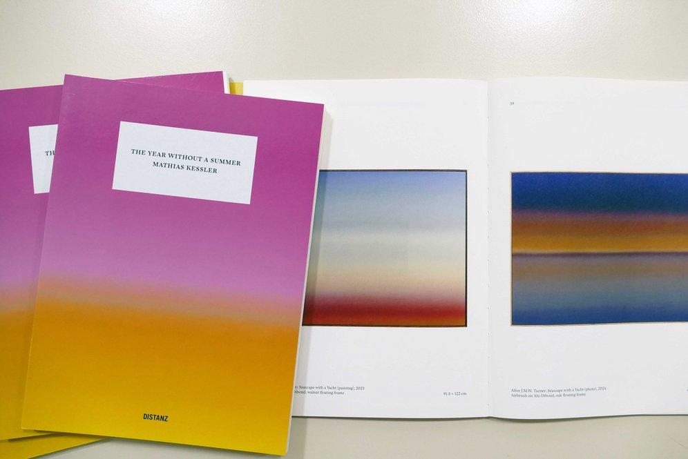 Publikation "The Year Without a Summer" und aufgeschlagene Doppelseite mit Abbildungen von Gemälden.