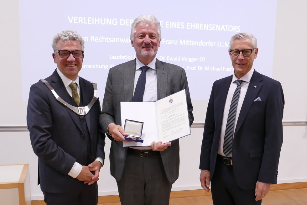 Gruppenbild mit der neuen Ehrensenator der KU Linz.