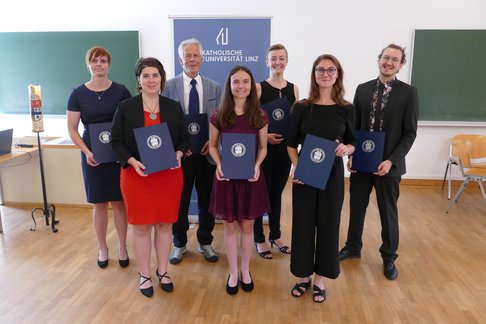 Verleihung akademischer Grade, Sommersemester 2022. © KU Linz/Eder Gruppenbild bei der Verleihung akademischer Grade am 2. Juli 2022 (von li.): Susanne Plakolb BA M.Phil., Mag.a rel. paed. Theresa Maria Zölß, Helmut Johann Wagner BA, Mag.a theol. Estelle Alice Höllhumer, Mag.a rel. paed. Eva Steinmayr, Mag.a theol. Rebekka Sturmbauer, Mag. rel. paed. Julian Kapeller. (Nicht am Bild: Mag. rel. paed. Peter Karl Engelhardt.)