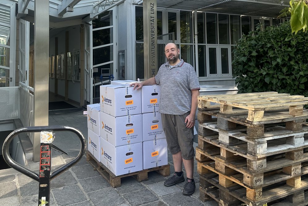 Foto: KU Linz/Hermine Eder. Dr. Josef Kern M.A. (LIS) überwacht und managt die Umzugsarbeiten vor Ort.