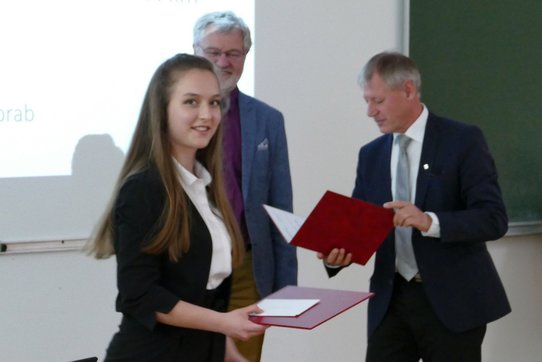 Lydia Eder (BG Ramsauerstraße) erhält einen Anerkennungspreis im Fachbereich Theologie.