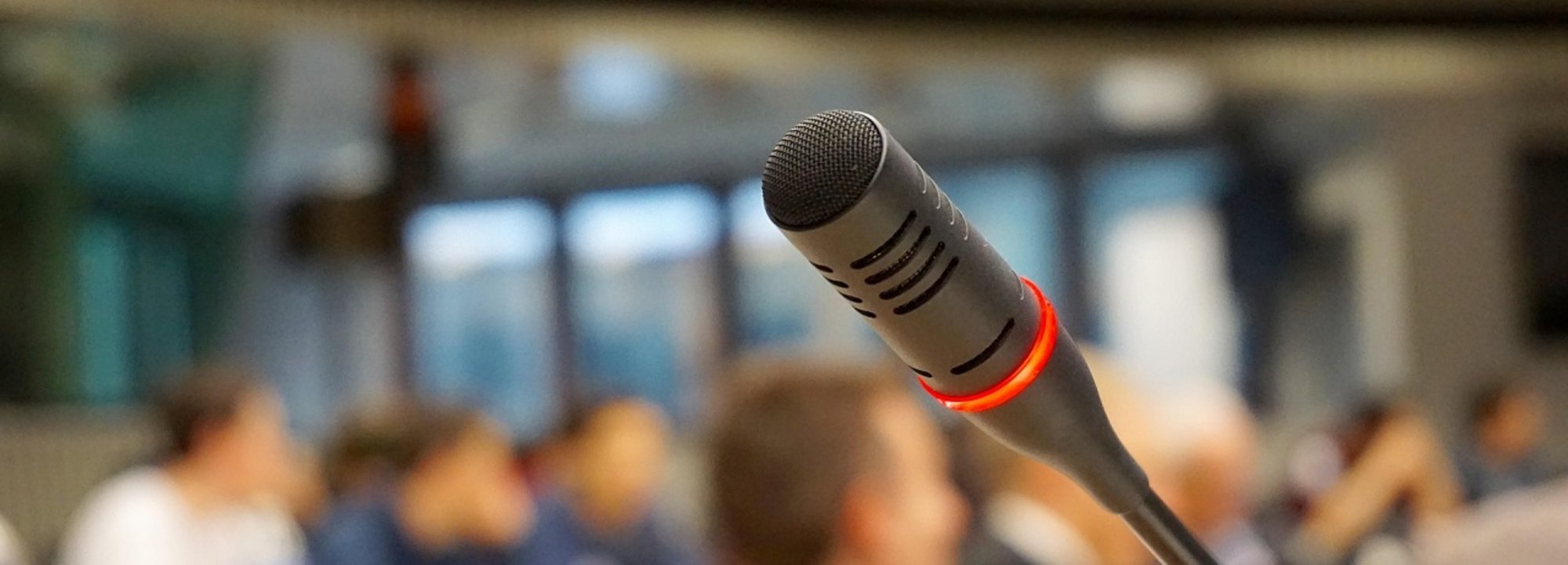 Header Symbolbild Konferenz / Mikrofon