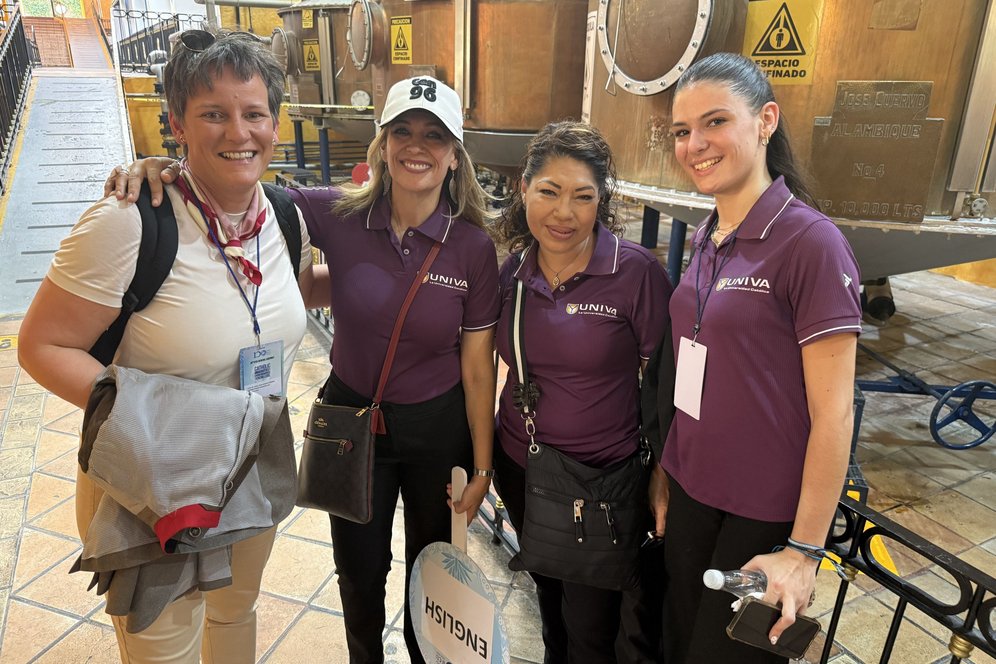 Vizerektorin Univ.-Prof.in Dr.in Klara A. Csiszar mit Studierenden der UNIVA in Guadalajara.