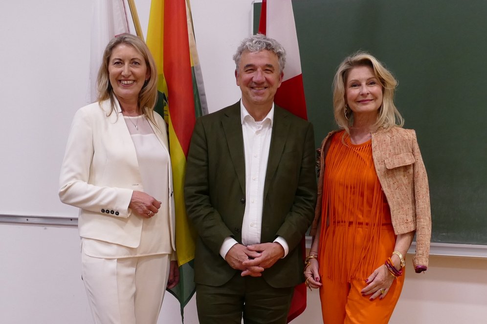 Veranstaltung "Frauen. Umwelt. Zukunft. Im Dialog mit Bolivien". Bildnachweis: KU Linz/Kathrin Haselgrübler. Von links: Mag. Hermine Eder, Rektor Univ.-Prof. Dr. Michael Fuchs, Daniela Hufnagl, PM.ME (Präsidentin Verein Frauen im Trend/MUTmacherinnen).