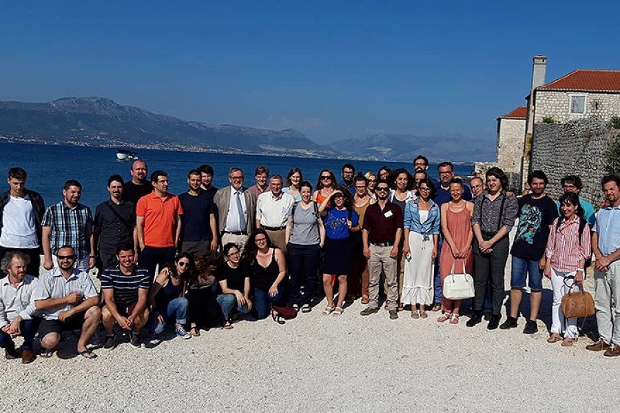 Die Teilnehmer der Bioethik-Sommerschule 2019, die Vorstädte von Split im Hintergrund. Foto: Janes.